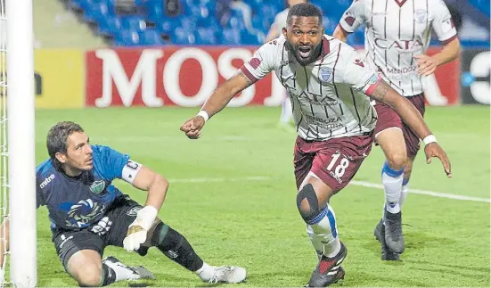  ?? DELFO RODRIGUEZ ?? Goleador. El Morro García festeja el segundo gol de Godoy Cruz. El delantero uruguayo es el máximo artillero de la Superliga.