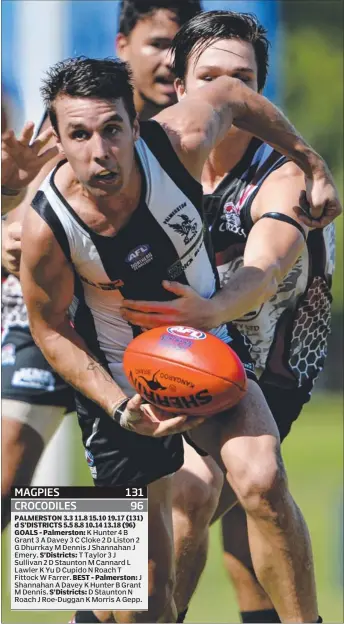  ?? Picture: ELISE DERWIN ?? Magpies midfielder Jack Shannahan powers ahead for Palmerston in their victory against Southern Districts at TIO Stadium yesterday