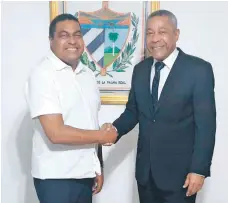  ?? ?? José P. Monegro junto al embajador de Cuba en la República Dominicana, Ángel Arzuaga Reyes.