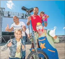  ?? Picture: MARK WEST ?? FUN FOR ALL: Puddles the clown from Cape Town entertaine­d the crowds at the People’s Port Festival over the weekend. With Puddles are, front left, Keshia Oliver, 10, and back from left, Raymond Oliver, Rodwell Arnold and Erin-Leigh, 4