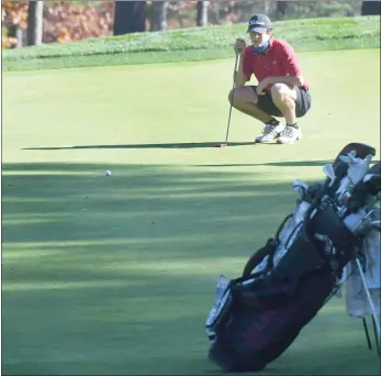  ?? JIM MICHAUD / BOSTON HERALD FILE ?? MINOR LEAGUES: Ethan Whitney of St. John’s High School looks over a putt on the second hole of the Massachuse­tts High School Golf Tournament in November 2020 at the Shaker Hill Country Club in Harvard.