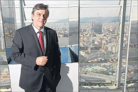  ?? MARC ARIAS ?? Pablo Longueira, ministro de Economía de Chile, posa para
La Vanguardia
en la Torre Agbar de Barcelona
