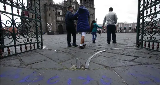  ?? AGENCIA ENFOQUE Mientras avanzaban hacia el Palacio Municipal realizaron pintas sobre la barda perimetral de la Catedral, situación que fue reclamada por ciudadanos que pasaban por el lugar y pidieron evitar pintar los edificios, pero fueron ignorados por ??