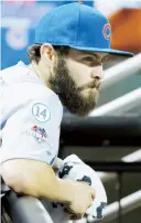  ??  ?? Jake Arrieta, de los Cachorros, luce pensativo tras su discreta salida del domingo ante los Mets de Nueva York.