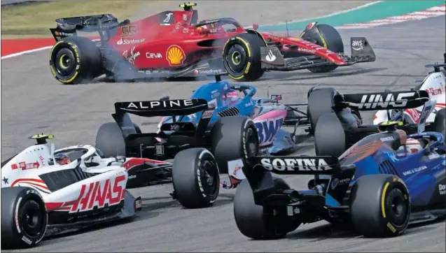  ?? ?? Momento en el que Carlos Sainz pierde el control del Ferrari tras ser golpeado por el Mercedes de Russell justo tras la salida en la primera curva del Circuito de las Américas.