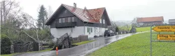  ?? FOTOS (4): TOBIAS SCHUMACHER ?? An diesem Wohnhaus in Enkenhofen wurde das Dach teilweise abgedeckt, zwei Birken wurden samt Wurzelstoc­k umgeblasen und stürzten in den Vorgarten.