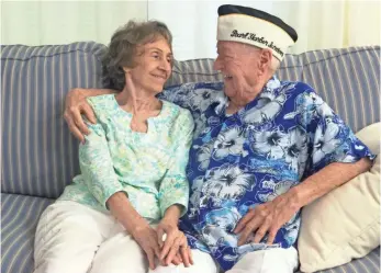  ?? AMANDA INSCORE, THE NEWS-PRESS ?? Pearl Harbor survivor John Gideon hugs his wife, Deane — short for Geraldine.