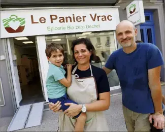  ??  ?? Cette nouvelle aventure familiale a démarré le  septembre à l’ouverture du Panier Vrac dans le quartier République. (Photo Patrice Lapoirie)
