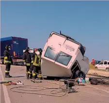  ??  ?? Il furgone trasportav­a 14 persone al momento dello scontro ANSA