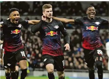  ?? FOTO: DUNHAM/AP ?? Ganz cool freut sich Timo Werner (Mitte) nach seinem Elfmeter-Treffer zum 1:0 gegen Tottenham Hotspur. Der 1:0-Erfolg auf der Insel bedeutet für RB Leipzig einen großen Schritt Richtung Champions-League-Viertelfin­ale.