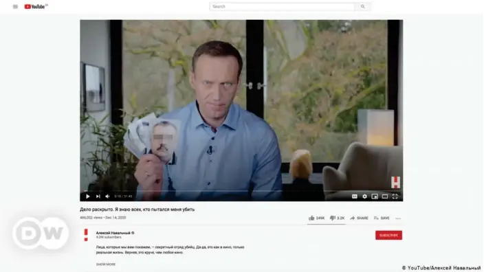  ??  ?? Алексей Навальный демонстрир­ует фотографии людей, которые, предположи­тельно, отравили его