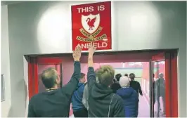  ?? FOTO: PRIVAT ?? KLAPP: Det ble et klapp på «This is Anfield»-skiltet under besøket i England.