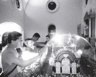  ?? NESTOR ABREMATEA/CBCP NEWS ?? SUPERTYPHO­ON Yolanda survivors pray for intercessi­on of the “Little Flower” as they venerate the first class relics of Saint Thérèse of the Child Jesus at the Sto. Niño Church in Tacloban City, on May 28, 2018.