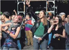  ?? FOTO: KLIEBHAN ?? Das Publikum war super drauf in der lauen Sommernach­t.