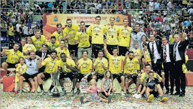  ??  ?? LOS CAMPEONES. Los jugadores y el cuerpo técnico del Iberostar Tenerife celebran la Interconti­nental, el segundo título que el equipo levanta este año y en su historia.