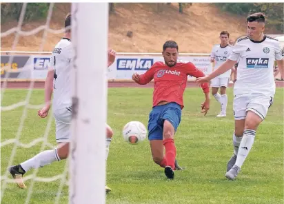  ?? RP-FOTO: ACHIM BLAZY ?? Ahmet Tepebas (Mitte) erhöhte für die Wülfrather kurz vor der Pause auf 3:0.