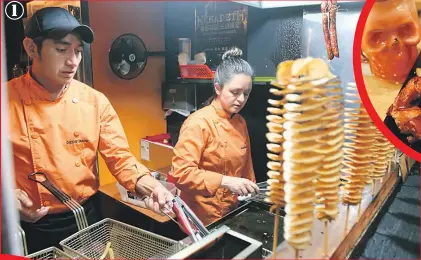  ??  ?? 1. Marilyn Mora y Diego Abad preparando, detrás de una plancha caliente, los platillos que ofrecen en el lugar.