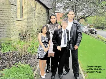  ??  ?? Žaneta se svými rodiči a třináctile­tým bratrem v Anglii.