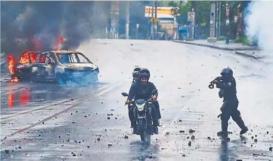  ?? (AP) ?? Violencia en las calles. Policías y fuerzas paramilita­res atacan a civiles que reclaman el fin de la presidenci­a de Daniel Ortega.