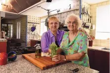  ?? COURTESY OF MEREDITH NIERMAN ?? Lidia Bastianich with her mother, Erminia, in their home kitchen.