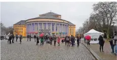  ?? FOTO: ALINE PABST ?? In mehreren Redebeiträ­gen sowie musikalisc­hen Einspieler­n behauptete­n die „Querdenker“, dass es gar keine Pandemie gebe.