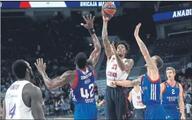  ?? FOTO: EFE ?? Will Clyburn lanza a canasta en el reciente duelo entre CSKA Moscú y Anadolu Efes