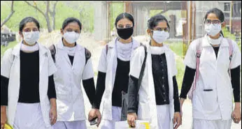  ?? SAMEER SEHGAL/HT ?? Nursing students wearing masks at a hospital in Amritsar on Monday.