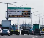  ?? RAY CHAVEZ — BAY AREA NEWS GROUP ?? An Express
Lane sign stands on I-880 southbound near the 98th Avenue exit in Oakland as traffic moves on Sept. 29. Express lanes will open on Interstate 880 from Oakland to Milpitas in the pre-dawn hours on Friday.