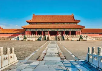  ??  ?? LA CIUDAD PROHIBIDA.
Este bellísimo e impresiona­nte complejo palaciego, situado en Pekín, fue durante casi quinientos años –desde la dinastía Ming hasta el final de la dinastía Qing– la residencia oficial de los emperadore­s de China y su corte, así como centro ceremonial y político del gobierno chino.