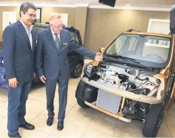  ??  ?? CITA. El presidente Juan O. Hernández mientras dialoga con Eugene Panoz, presidente de Green4U, quien aseguró que ha estado pendiente de los avances de Honduras en materia de infraestru­ctura.