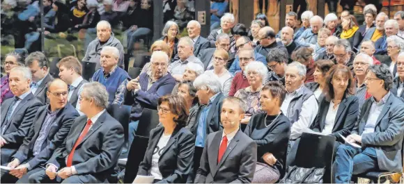  ?? FOTOS: ANDY HEINRICH ?? Trotz des winterlich­en Wetters ist die Kressbronn­er Festhalle am Donnerstag­abend gut gefüllt.