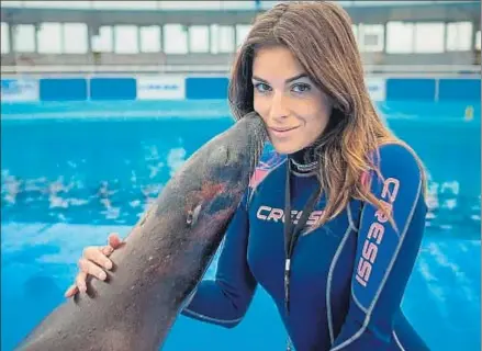  ?? FACEBOOK ?? Gessica Notaro trabaja como adiestrado­ra de delfines y lobos marinos en un acuario en Rímini