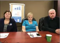  ?? CARMELA FRAGOMENI, THE HAMILTON SPECTATOR ?? From left: Lorena Salve, PSW; Jean Kirby, RPN; Michael Hurley, president of CUPE’s Ontario Council of Hospital Unions.