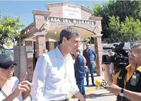  ?? CHRISTIAN CHAVEZ/ASSOCIATED PRESS ?? Democratic presidenti­al candidate Beto O’Rourke leaves a migrant shelter, followed by the press on the Mexico-U.S. border in Ciudad Juárez on Sunday.