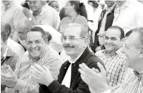  ?? PRESIDENCI­A ?? Visita. El presidente Danilo Medina junto a funcionari­os cuando dialogaba con los productore­s de Sabana Cruz.