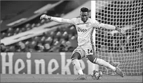  ??  ?? De doelman van Ajax, André Onana, is een van de drie kandidaten om aan de slag te gaan bij Chelsea. (Foto:AD)