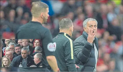  ?? FOTO: EFE / GYI ?? Mourinho fue expulsado por protestar y vio la segunda parte ante el Burnley (0-0) entre las gradas y el palco de Old Trafford
