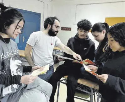  ?? Jordi Cotrina ?? Dayana y Yeira, en primer término, y Roguer y Abigahil detrás, junto al profesor, en el Eduard Fontserè.