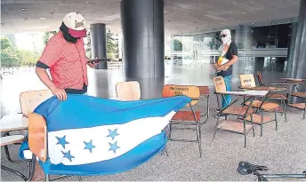  ?? FOTO: ALEJANDRO AMADOR ?? Los encapuchad­os han mantenido tomados los edificios en la máxima casa de estudios, afectando a los alumnos becados de la UNAH.