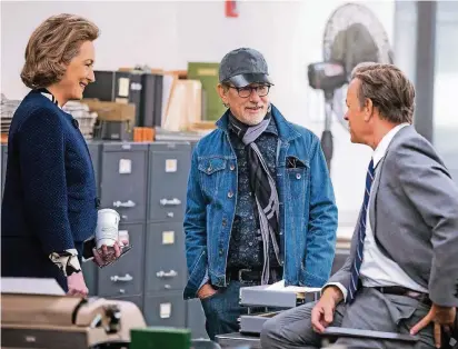  ?? FOTO: DPA ?? Am Set des Films „Die Verlegerin“, der vom Beginn der WatergateA­ffäre erzählt(v.l.): Meryl Streep als Kay Graham, Regisseur Steven Spielberg und Tom Hanks als Ben Bradlee.