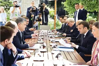  ??  ?? French President Emmanuel Macron and Ukrainian President Petro Poroshenko hold talks in Paris on Monday. (AP)