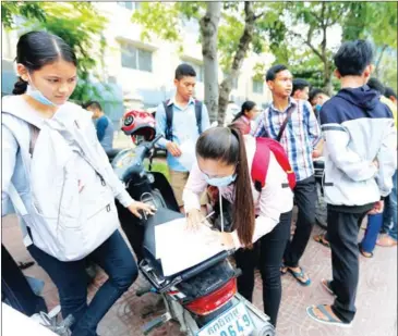  ?? HENG CHIVOAN ?? Students file complaints with the Ministry of Education earlier this week over the results of their high school exams.