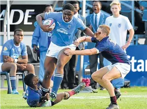  ?? Picture: EUGENE COETZEE ?? FORGING AHEAD: Grey High’s Dumisa Ngcivana staves off an attack during their match against St John’s on Saturday