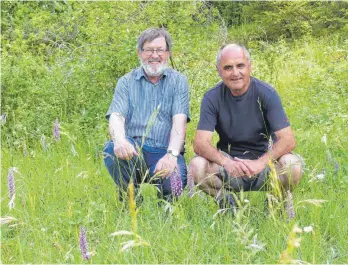  ?? FOTO: GRIMM ?? Gerhard Stumpp vom BUND und Jürgen Zimmerer vom Landratsam­t Sigmaringe­n vor gefährdete­n Orchideen.