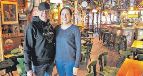  ?? FOTO: STEFANIE BÖCK ?? Ein Stück Irland in Isny. Thomas Heine und Emer Kearney im „Pat Murphy's Irish Pub“.