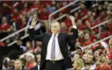  ?? DAVID J. PHILLIP — THE ASSOCIATED PRESS ?? Rockets coach Mike D’Antoni reacts to a foul call during the second half of a game against the Oklahoma City Thunder.