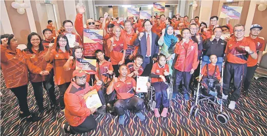  ??  ?? TERIMA KASIH: Harden (berdiri depan, lima kanan) bersama atlet dan pegawai program Pembanguna­n Sukan OKU beraksi selepas majlis diadakan.