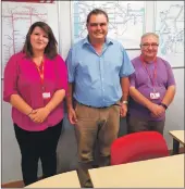  ??  ?? Manuel Cortes, centre, was at the Fort William call centre on Tuesday to sign the new recognitio­n agreement.