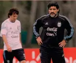  ??  ?? L’AMORE-ODIO DI MARADONAMe­ssi nell’Argentina è stato anche allenato da Diego Maradona al Mondiale 2010. Diego ha sempre riconosciu­to la grandezza di Leo. Allo stesso tempo però teme di esserne oscurato...