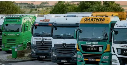  ?? FOTO: MICHAEL REICHEL/DPA ?? LKWs stehen auf den Autobahnpa­rkplätzen nach Feierabend oft dicht nebeneinan­der – auch dann, wenn die Fahrer schlafen wollen.